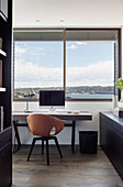Arbeitszimmer mit Designer-Armlehnstuhl und Meerblick