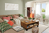 Bunte Kissen auf dem Sofa im Wohnzimmer in gedeckten Farben
