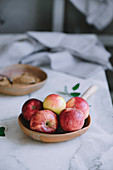 Frische Äpfel in Obstschale auf Küchentisch