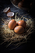 Braune Eier auf Stroh