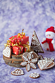 Lebkuchenplätzchen verziert mit Zuckerglasur zu Weihnachten