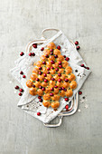 Süsses Weihnachtsbäumchen mit Cranberries und Thymian