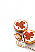 Irish Coffee-Cheesecakes mit Kakao-Kleeblatt