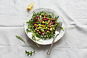 Superfood-Salat mit Basilikum und Rucola