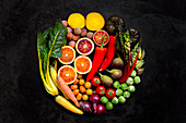 Verschiedene Obst- und Gemüsesorten, kreisförmig angeordnet