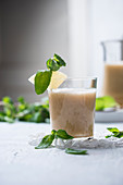 Pineapple and mint smoothies (vegan)