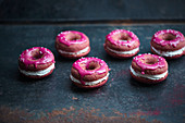 Vegane Rote-Bete Donuts mit Vanillesahne und rosa Zuckerglasur