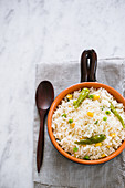 Reis mit Maiskörnern, Erbsen und grünen Chilischoten