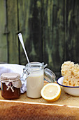Emulsion gegen unreine Haut aus Honig, Milch und Zitrone