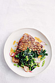 T-Bone-Steak dazu Miso-Salat mit Palmkohl und Edamame