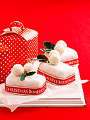 Englische Mini-Weihnachtskuchen mit Kokospralinen