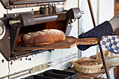 Brot in traditionellem Backofen gebacken