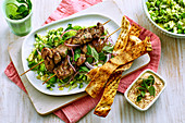 Lammspiesse mit Honigglasur und Saubohnen-Fattoush