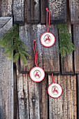 Christmas-tree decorations with deer motifs handmade from wood and felt