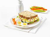 Sandwich mit hartgekochten Eiern und Gemüse