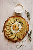 Kartoffelpizza mit Ei und Thymian