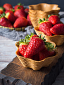 Frische Erdbeeren in Waffelschalen