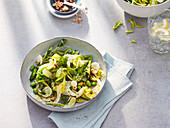 Frühlingssalat mit grünem Spargel, Löwenzahn, Fenchel, dicken Bohnen und Zucchini
