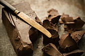 Blockschokolade in Stücke geschnitten