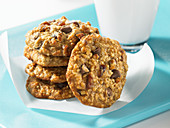 Oatmeal and date biscuits with chocolate chips