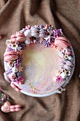 A berry cake with white chocolate and macaroons (seen from above)