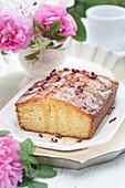 Drizzle Cake mit Rosenwasser und Rosenblüten, angeschnitten