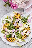 Salat mit Brunnenkresse, gegrillten Pfirsichen, Mozzarella und Rosendressing