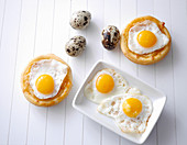Mini pizzas with cheese and quail's eggs