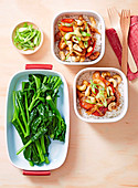 Hühnchen Gung Bao mit Reis und chinesischem Brokkoli