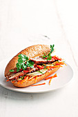 Banh Mi Sandwich mit mariniertem Schweinebauch und Gemüse (Vietnam)