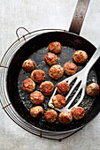 Köttbular (Swedish meatballs) in a pan