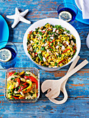 Reissalat mit Spinat und Mandelblättchen und gegrillter Paprikasalat