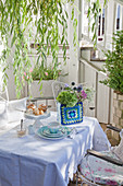 Romantischer gedeckter Gartentisch mit gehäkelter Deko