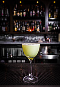 Cocktail mit Gin und Limettensaft auf Bartheke