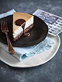 Ein Stück Kaffee-Cheesecake mit Schokoladensauce