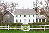 Zaun und Hecke um ein amerikanisches Farmhaus