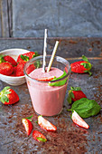 Cashew-Erdbeer-Basilikum-Shake (vegan)