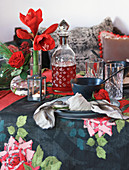 Festlich gedeckter Tisch in Rot und Schwarz zu Weihnachten