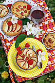 Kleine Apfelkuchen mit Himbeeren fürs sommerliche Picknick (Aufsicht)
