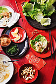 Jakobsmuscheln mit Vermicelle serviert im Salatblatt (China)