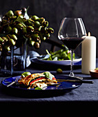 Lasagne mit Grillgemüse und Räucherkäse auf winterlich gedecktem Tisch