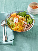 Buddha bowl mit Sobanudeln, Kurkuma-Tofu, Gemüse und Sesamsauce