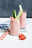 Fat-burner smoothie with kefir, strawberries and cucumber (low GL)