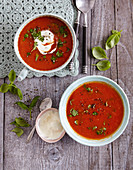 Quick tomato soup with basil (low carb)