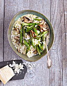 Cauliflower 'risotto' with asparagus and mushrooms (low carb)