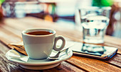 Eine Tasse Kaffee auf Tisch im Café