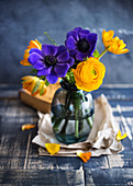 Blumenstrauß aus Ranunkel und Anemone in einer Vase