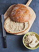 Ausgehöhltes Brot und Aufstrich