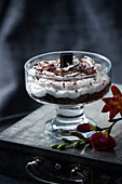 Veganes Dessert im Glas aus Kaffee-Schokoladen-Kuchen, Bananencreme und Schokoladendekor