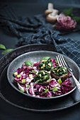 Mit Spinat und Pinienkernen gefüllte Champignons auf Radicchiosalat (vegan)